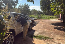 Em Amarok, batedor de carga de maconha fugiu de policiais e se escondeu em mata