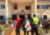 Homem preso por espancar enteada autista de 6 anos é levado para penitenciária