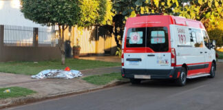 Idoso é encontrado morto na calçada de residência