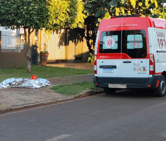 Idoso é encontrado morto na calçada de residência