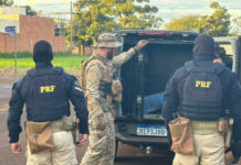 Morador de casa de alto padrão no Jardim Cristhais está entre alvos de operação; 1 foi preso em SC