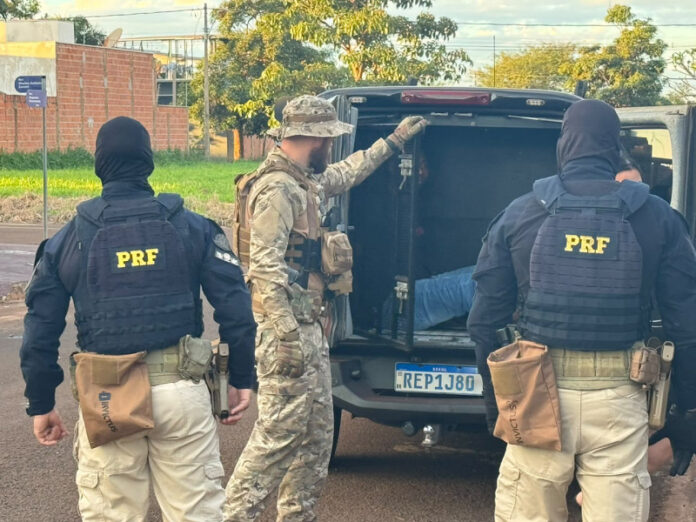 Morador de casa de alto padrão no Jardim Cristhais está entre alvos de operação; 1 foi preso em SC_6a4719a6373e2.jpeg