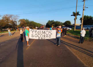 Moradores protestam pedindo duplicação da BR-463 e passarela para ciclista e pedestres