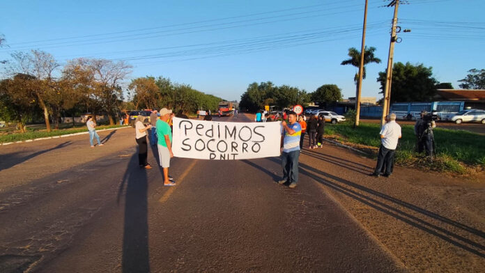 Moradores protestam pedindo duplicação da BR-463 e passarela para ciclista e pedestres_6a6ab16f785b9.jpeg