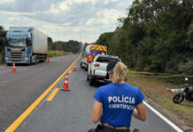 Motociclista de 41 anos morre ao bater na traseira de picape na BR-163