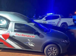 Mulher é morta a tiros e homem é encontrado esfaqueado; companheiro é suspeito e foge