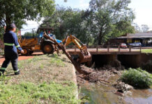 Para prevenir alagamentos, córrego na Vila Cachoeirinha recebe limpeza