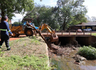 Para prevenir alagamentos, córrego na Vila Cachoeirinha recebe limpeza