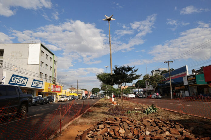 Prefeitura inicia revitalização de canteiros centrais em Dourados_6a5ed86cae54a.jpeg