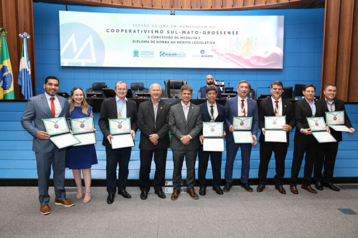 Sicredi Centro-Sul MS/BA recebe Medalha do Mérito Legislativo em homenagem ao cooperativismo sul-mato-grossense_6a486c665d922.jpeg