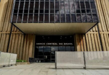Banco Central aponta desaceleração da inflação, mas mantém alerta sobre riscos
