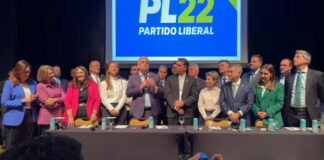 Flávio Bolsonaro anuncia Alfredo Gaspar como pré-candidato a vice-presidente