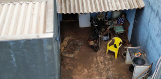 Homem é encontrado morto sentado no quintal de casa e polícia investiga a causa