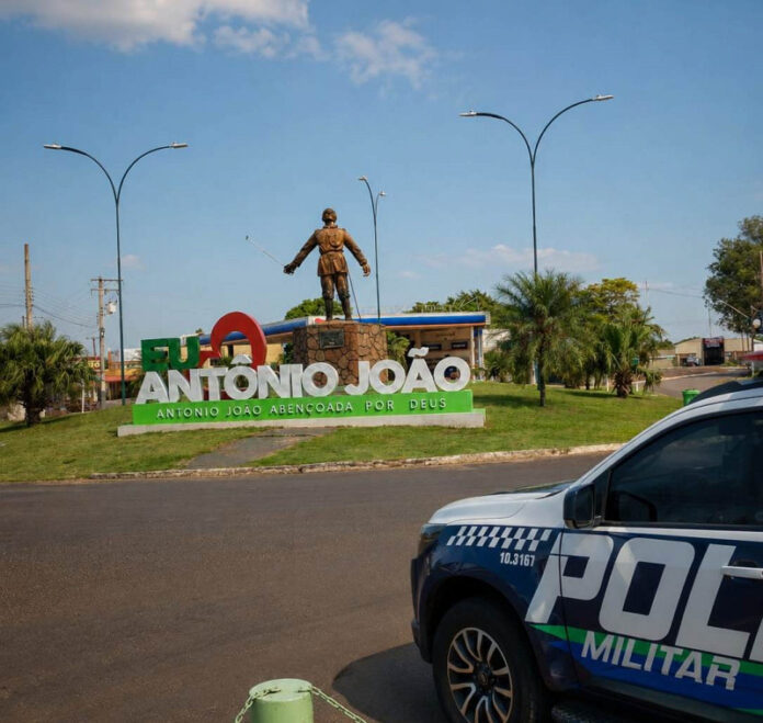 Homem lava raízes de mandioca em altar de igreja e vai preso por preconceito religioso_6a7e78982836e.jpeg