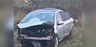 Mulher morre em capotamento após motorista desviar de carga na rodovia
