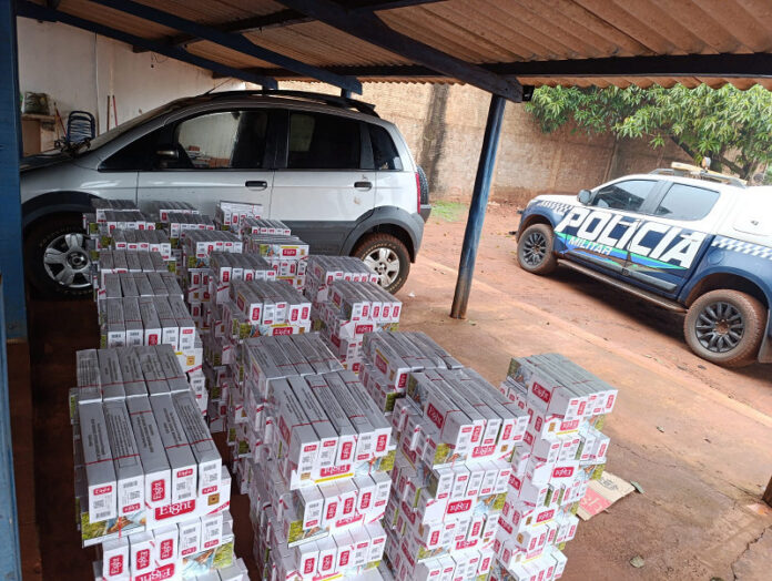 Polícia apreende 1.150 pacotes de cigarros após veículo sair da pista_6a7bd5a03580d.jpeg