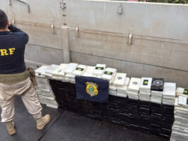 PRF intercepta carreta com 420 quilos de cocaína e prende pai e filho