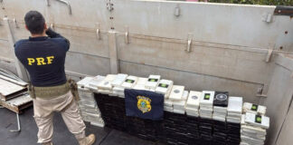 PRF intercepta carreta com 420 quilos de cocaína e prende pai e filho