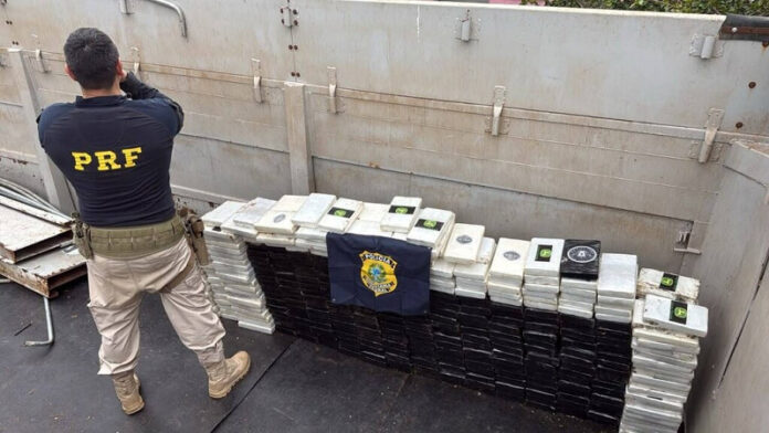 PRF intercepta carreta com 420 quilos de cocaína e prende pai e filho_6a753fac88c2d.jpeg