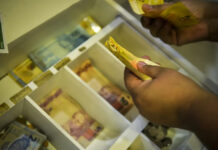 Trabalhadores nascidos em novembro e dezembro recebem abono salarial