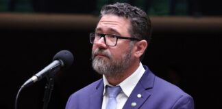 “Votei errado”: deputado reconhece falha após se opor à redução de impostos sobre combustíveis